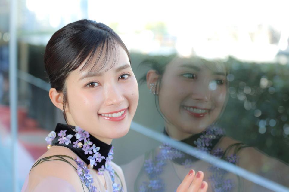 キラキラとした笑顔に引き込まれる井頭愛海（撮影・吉澤敬太）