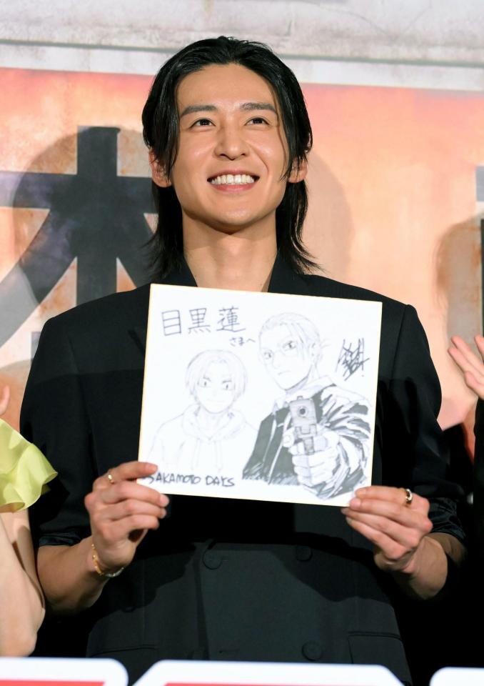 原作者からの直筆イラスト色紙を手に笑顔を見せる目黒蓮（撮影・伊藤笙子）