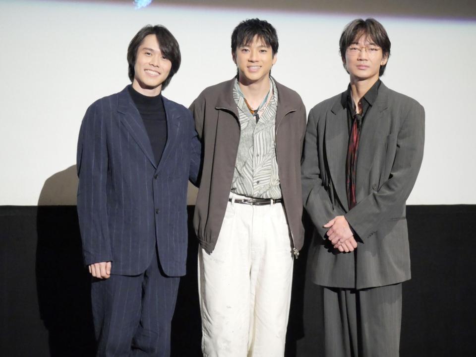 笑顔で撮影に応じた（左から）細田佳央太、山田裕貴、綾野剛