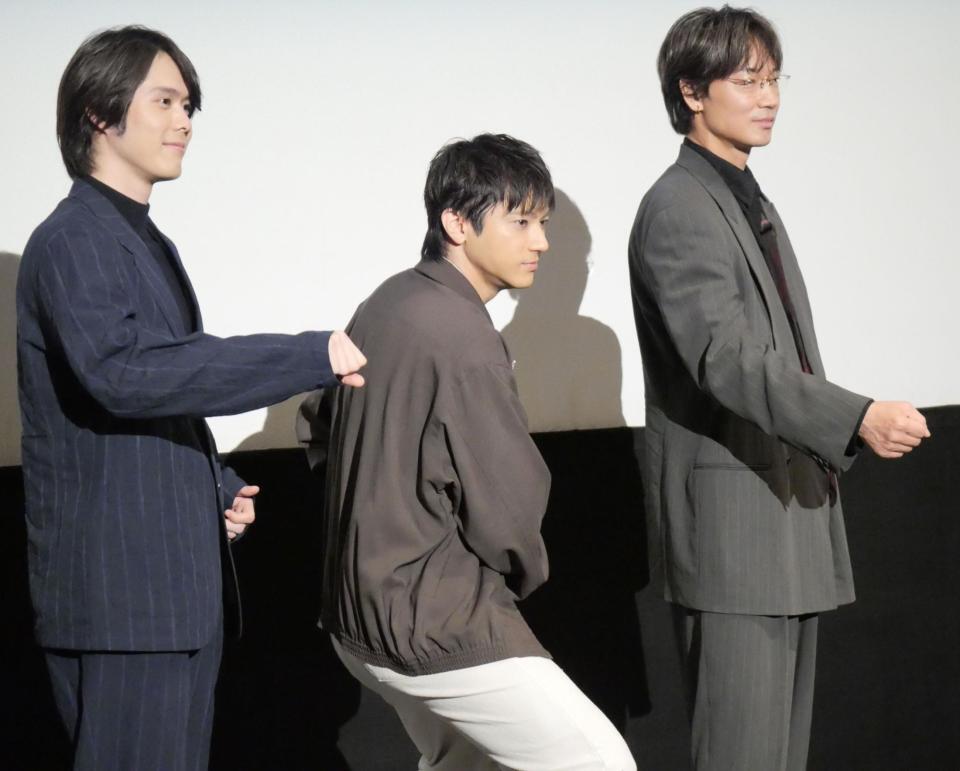 ポーズを取って撮影に応じた（左から）細田佳央太、山田裕貴、綾野剛