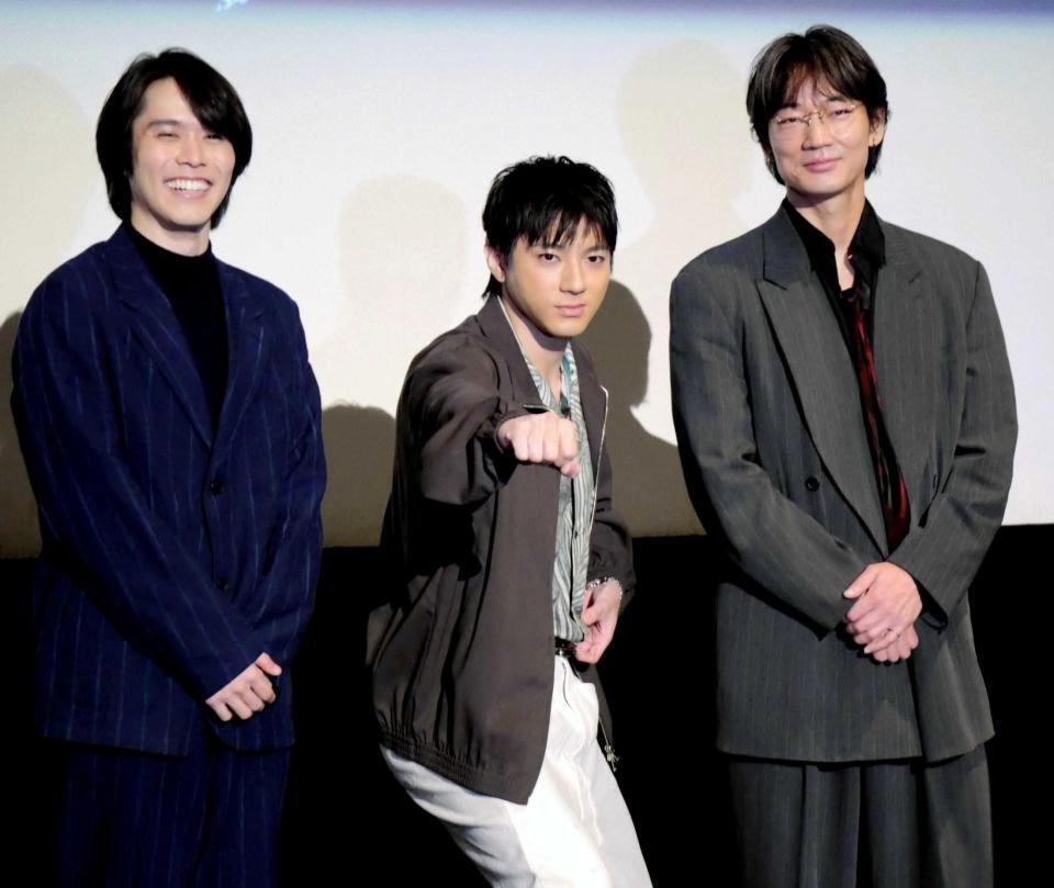 　撮影に応じた（左から）細田佳央太、抜刀ポーズを見せる山田裕貴、綾野剛