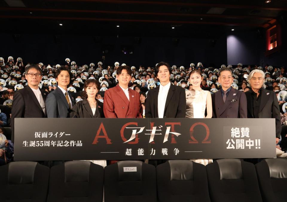 映画「アギトー超能力戦争ー」初日舞台あいさつに出席した（左から）田﨑竜太監督、柴田明良、藤田瞳子、賀集利樹、要潤、ゆうちゃみ、山崎潤、樋口隆則