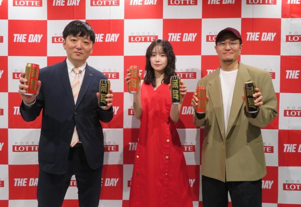 「ＴＨＥ　ＤＡＹ」をＰＲする（左から）ロッテの平井翔大氏、加藤小夏、ラッパーのＴａｉＴａｎ