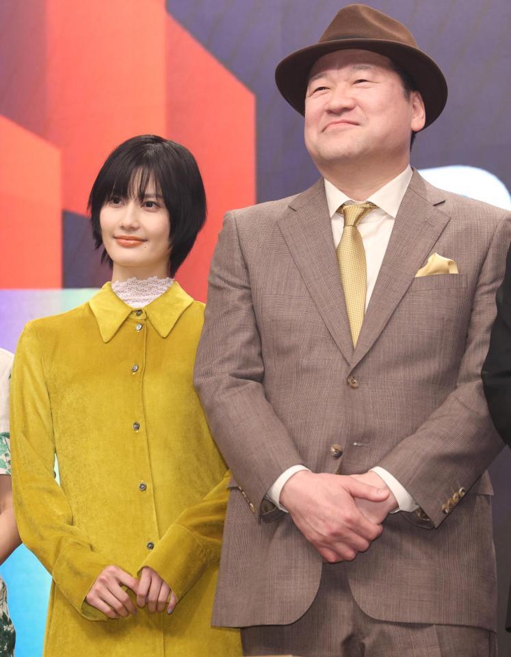 橋本愛（左）と佐藤二朗