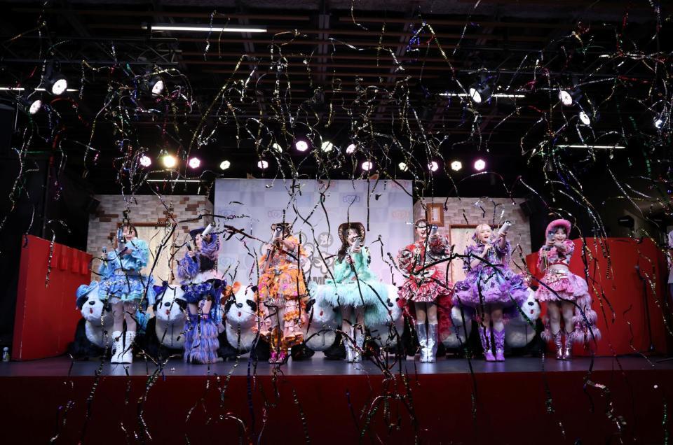 開園宣言をするＣＡＮＤＹ　ＴＵＮＥの（左から）福山梨乃、桐原美月、南なつ、小川奈々子、立花琴未、宮野静、村川緋杏（撮影・石井剣太郎）