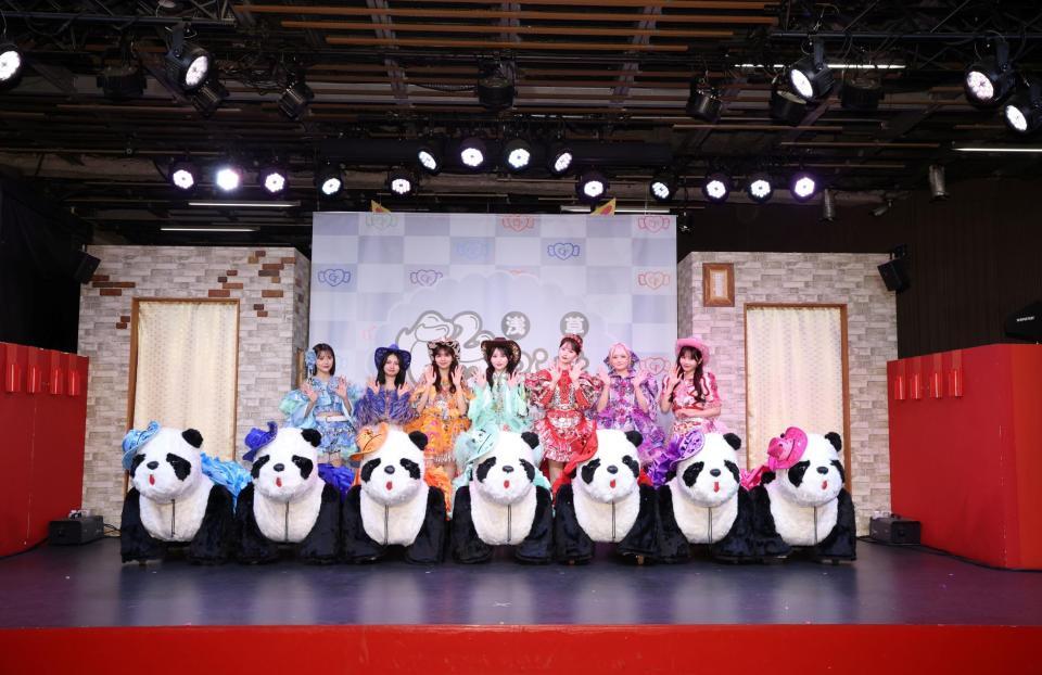 ポーズをとるＣＡＮＤＹ　ＴＵＮＥの（左から）福山梨乃、桐原美月、南なつ、小川奈々子、立花琴未、宮野静、村川緋杏（撮影・石井剣太郎）