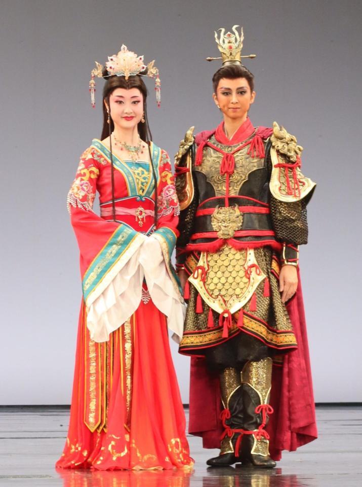 宝塚月組新人公演「ＲＹＯＦＵ」で初主演した美颯りひと（右）とヒロインの薫乃咲月