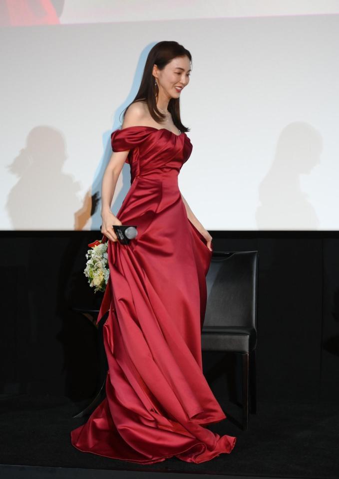 エレガントなドレス姿を披露する押切もえ（撮影・開出牧）