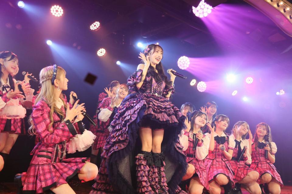 ドレス姿をお披露目する向井地美音（中央）ⓒＡＫＢ４８