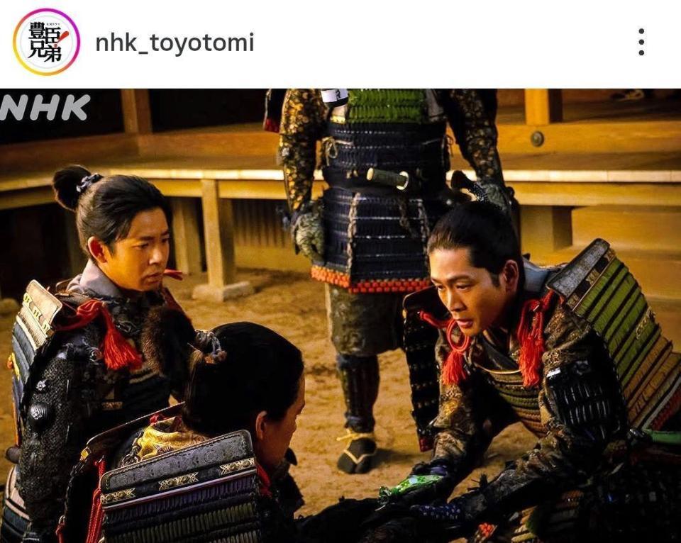 秀吉の傷を気遣うフリをして…。「豊臣兄弟！」公式インスタグラム＠ｎｈｋ＿ｔｏｙｏｔｏｍｉより 
