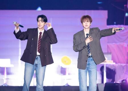 ステージからファンと交流したＤｘＳのＤＫ（左）とＳＥＵＮＧＫＷＡＮ（（ｐ）＆（ｃ）　ＰＬＥＤＩＳ　Ｅｎｔｅｒｔａｉｎｍｅｎｔ）　