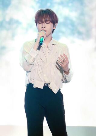 ステージで歌声を響かせたＳＥＵＮＧＫＷＡＮ　（Ｐ）＆（Ｃ）　ＰＬＥＤＩＳ　Ｅｎｔｅｒｔａｉｎｍｅｎｔ　