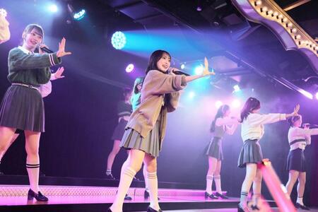 熱唱する向井地美音（中央）（ｃ）ＡＫＢ４８