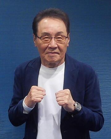 取材に応じた五木ひろし　