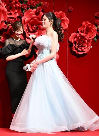 イベントに登場した平松里菜。左は指原莉乃（撮影・開出牧）