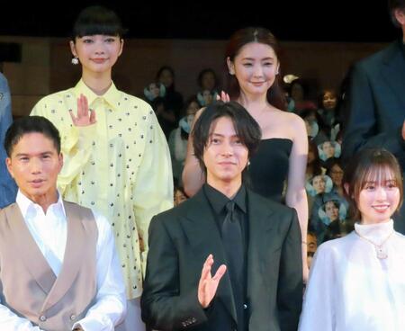 　（前列左から）市原隼人、山下智久、福原遥、（後列同）見上愛、倉科カナ