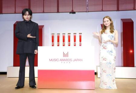 ほほ笑む中島健人（左）と畑芽育（撮影・伊藤笙子）　