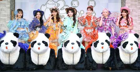 　パンダカーと並ぶＣＡＮＤＹ　ＴＵＮＥ（撮影・石井剣太郎）