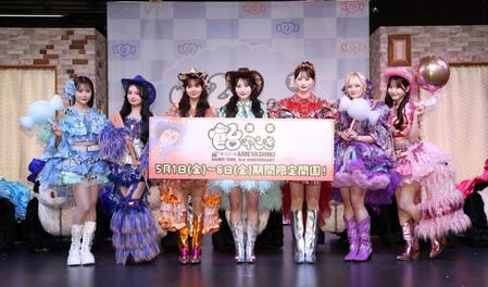 ポーズをとるＣＡＮＤＹ　ＴＵＮＥの（左から）福山梨乃、桐原美月、南なつ、小川奈々子、立花琴未、宮野静、村川緋杏（撮影・石井剣太郎）