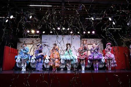 開園宣言をするＣＡＮＤＹ　ＴＵＮＥの（左から）福山梨乃、桐原美月、南なつ、小川奈々子、立花琴未、宮野静、村川緋杏（撮影・石井剣太郎）