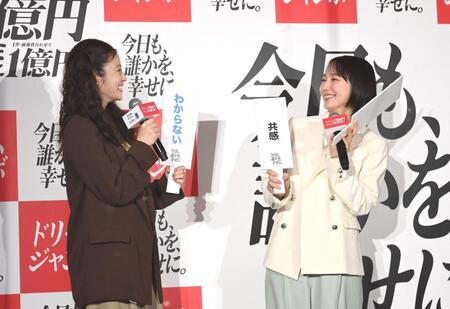笑顔で見つめ合う今田美桜（左）と吉岡里帆（撮影・園田高夫）