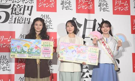発売記念イベントを盛り上げる（左から）今田美桜、吉岡里帆、幸運アンバサダーの池田彩菜さん（撮影・園田高夫）