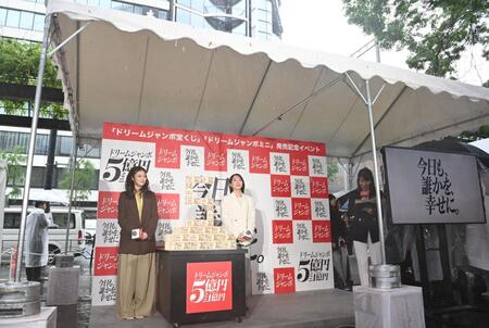 雨の中のイベントに登場した今田美桜（左）と吉岡里帆（撮影・園田高夫）