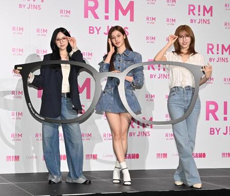 眼鏡のフレームのボードを手にポーズを決める（左から）ＭＩＳＡＭＯのＭＩＮＡ、ＳＡＮＡ、ＭＯＭＯ（撮影・持木克友）