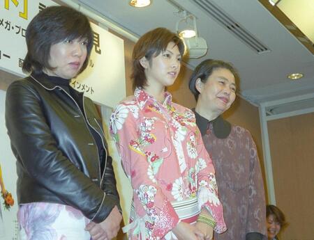 ２００１年５月、「東京マリーゴールド」会見で。中央が田中麗奈