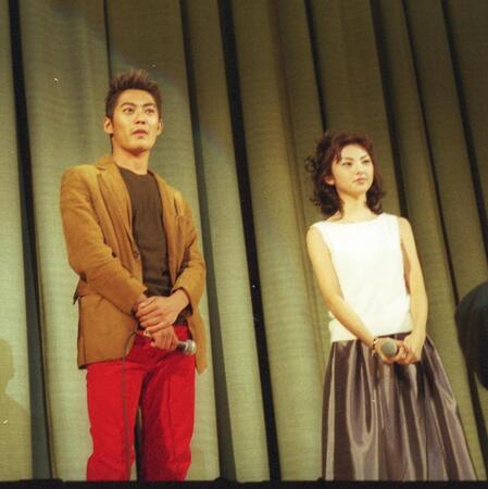１９９９年、映画「ＧＴＯ」の舞台あいさつを行った反町隆史と田中麗奈
