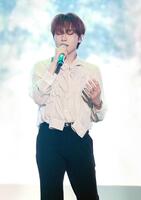ステージで歌声を響かせたＳＥＵＮＧＫＷＡＮ　（Ｐ）＆（Ｃ）　ＰＬＥＤＩＳ　Ｅｎｔｅｒｔａｉｎｍｅｎｔ　