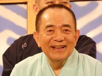 会見を行った三遊亭小遊三