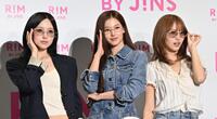 メンバーが選んだ眼鏡に掛け替えてポーズを決める（左から）ＭＩＳＡＭＯのＭＩＮＡ、ＳＡＮＡ、ＭＯＭＯ（撮影・持木克友）