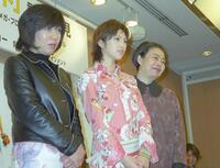 ２００１年５月、「東京マリーゴールド」会見で。中央が田中麗奈