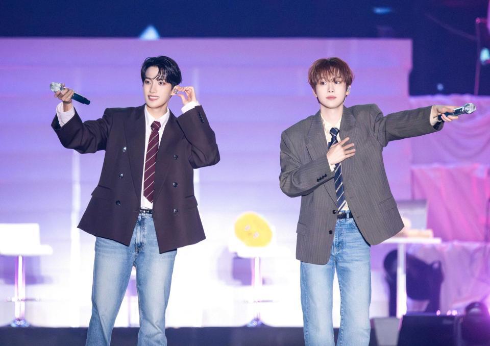 ステージからファンと交流したＤｘＳのＤＫ（左）とＳＥＵＮＧＫＷＡＮ（（ｐ）＆（ｃ）　ＰＬＥＤＩＳ　Ｅｎｔｅｒｔａｉｎｍｅｎｔ）　