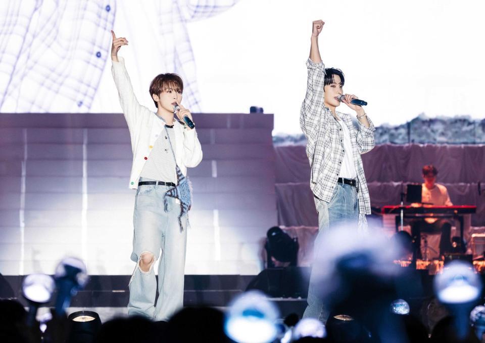 ステージでファンと交流したＤｘＳのＳＥＵＮＧＫＷＡＮ（左）とＤＫ　（Ｐ）＆（Ｃ）　ＰＬＥＤＩＳ　Ｅｎｔｅｒｔａｉｎｍｅｎｔ　