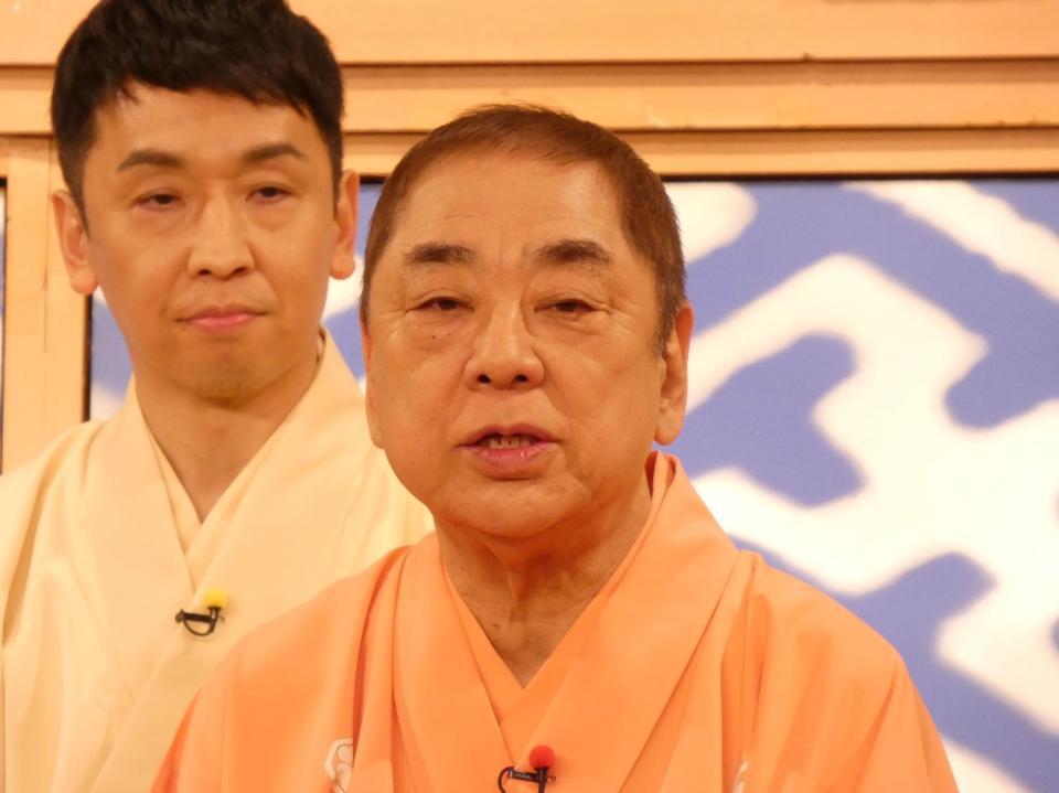 会見を行った三遊亭好楽（写真中央）