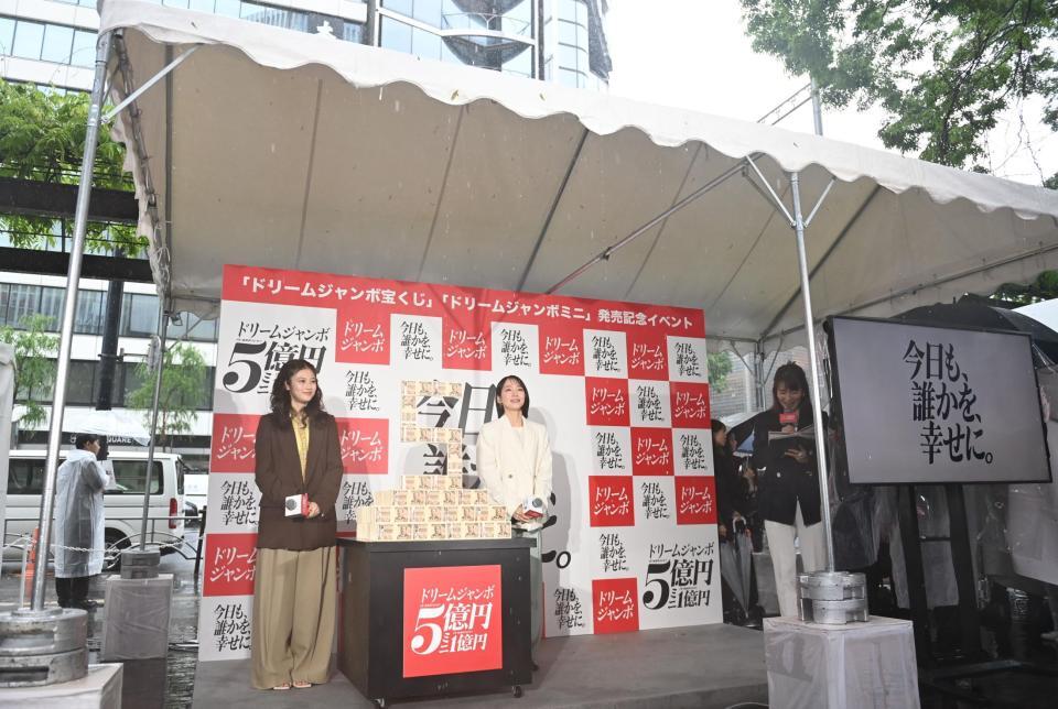 雨の中のイベントに登場した今田美桜（左）と吉岡里帆（撮影・園田高夫）
