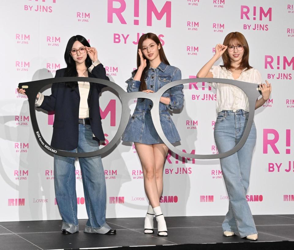 眼鏡のフレームのボードを手にポーズを決める（左から）ＭＩＳＡＭＯのＭＩＮＡ、ＳＡＮＡ、ＭＯＭＯ（撮影・持木克友）