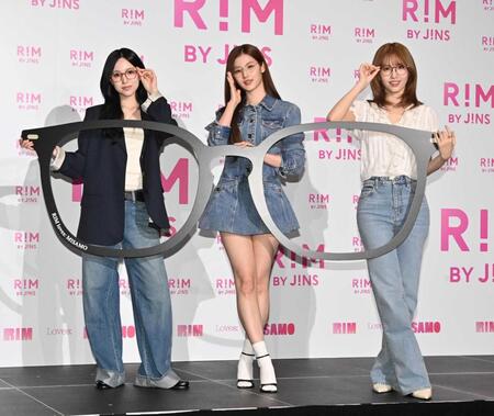 　めがね姿でポーズを決める（左から）ＭＩＳＡＭＯのＭＩＮＡ、ＳＡＮＡ、ＭＯＭＯ（撮影・持木克友）