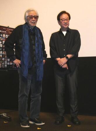 撮影に応じる（左から）山田洋次監督、阿部勉氏