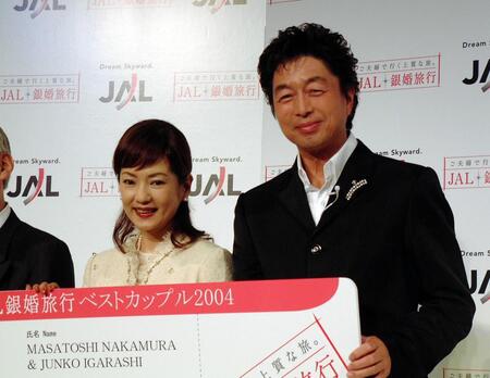中村雅俊（右）と五十嵐淳子さん夫妻＝２００４年１１月