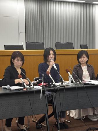 会見する福間香奈（中央）