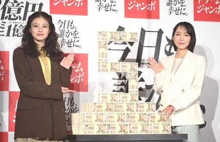 今田美桜（左）と吉岡里帆＝１日