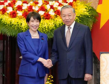 ベトナムのトー・ラム共産党書記長（右）と握手する高市首相＝２日、ハノイ（共同）