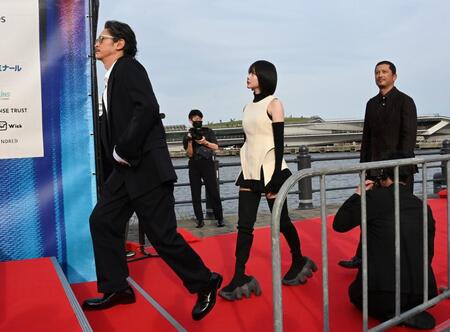 レッドーカーペットで登壇する（左から）窪塚洋介、あの、池内博之（撮影・持木克友）