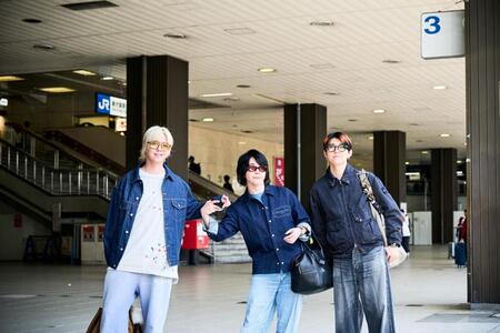 デニムルックで大阪入りしたＭｒｓ．　ＧＲＥＥＮ　ＡＰＰＬＥ　撮影：田中聖太郎写真事務所