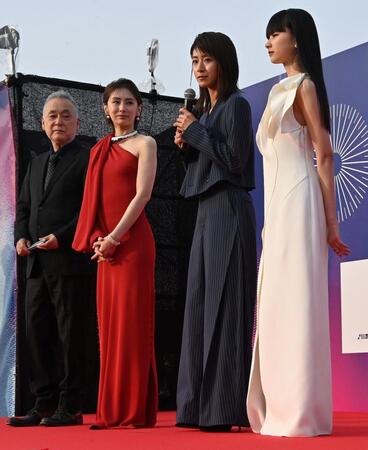 あいさつをする（左から）瀬々敬久、北川景子、黒島結菜、山崎七海（撮影・持木克友）