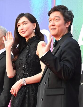 丸山隆平（右）とリン・チーリン（撮影・持木克友）