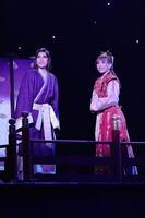 「たまきはる　命の雫」の翼和希（左）と千咲えみ